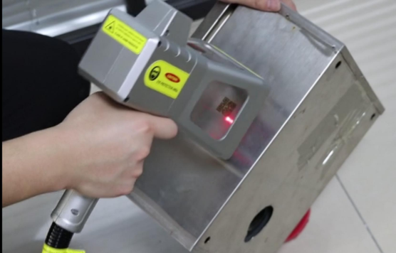 Seitenprofil des tragbaren Laserbeschrifters, das seine platzsparende Standfl&auml;che auf dem Tisch verdeutlicht
